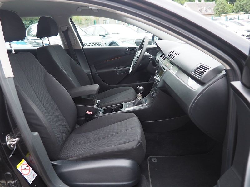 Volkswagen Passat Variant (2008) 1.9 TDI, 77 kW - fotka 17 z 30