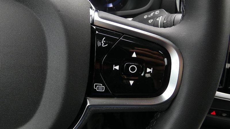 Volvo V60 B4 benzin Plus Dark DCT - fotka 12 z 24