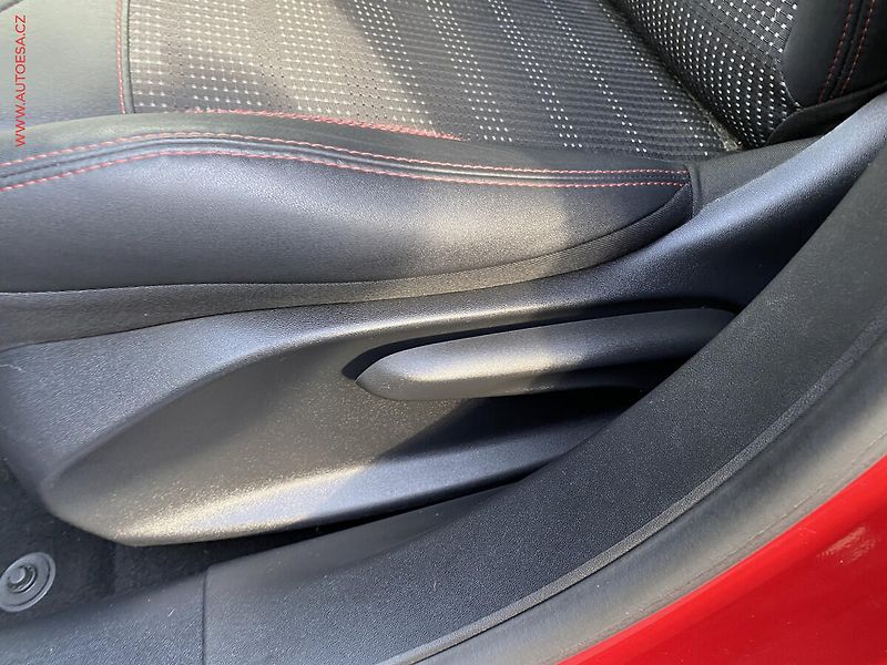 Peugeot 2008 (2018) 1.2 PT, GT Line, navi - fotka 14 z 17