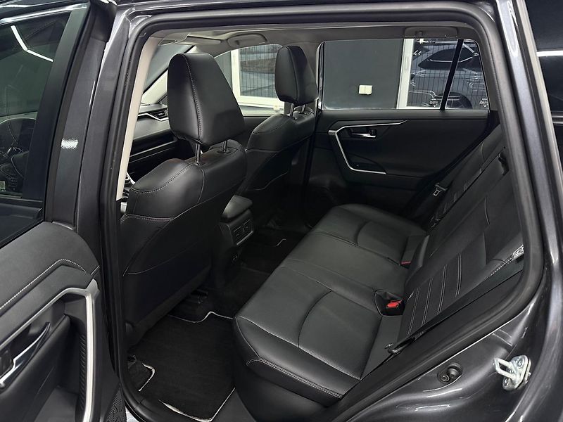 Toyota RAV4 (2021) 2.5 Hybrid e-CVT Executive FW - fotka 16 z 26