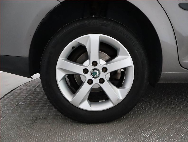 Volkswagen Touran (2009) 2.0 TDI, nová STK, Tažné - fotka 15 z 18