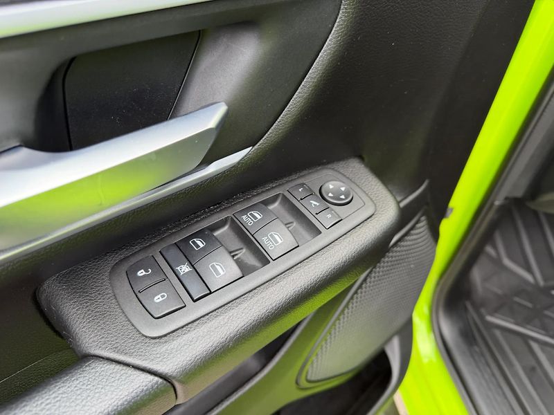 Dodge RAM (2022) +LEMON+HEMI+CREW CAB+ - fotka 16 z 23