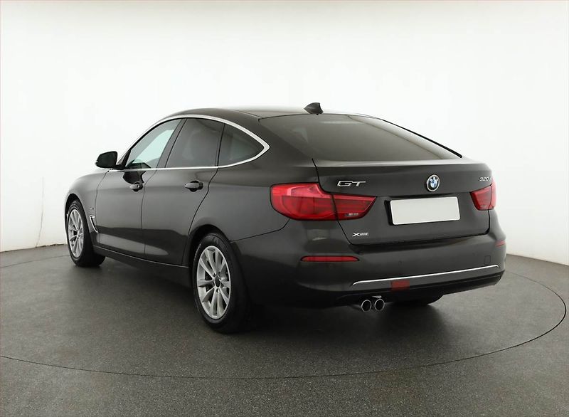 BMW Řada 3 (2017) Individual 320d xDrive GT - fotka 4 z 21