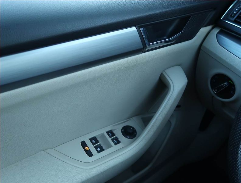 Škoda Superb (2016) Elegance 2.0 TSI, Automat - fotka 16 z 22