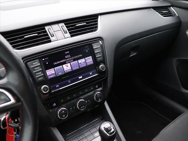 Škoda Octavia 2,0 TDI 135kW RS Xenon Navi - fotka 19 z 30