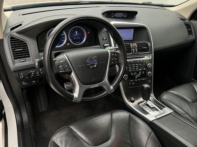 Volvo XC60 D5 AWD R-DESIGN AUT  - fotka 4 z 27