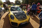 Luxusní supersporty projely západ Čech, milionové rarity přibrzdily v Kynžvartu