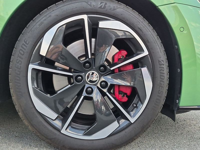 Škoda Octavia Combi 2,0 TSI DSG RS 180 kW - fotka 27 z 28