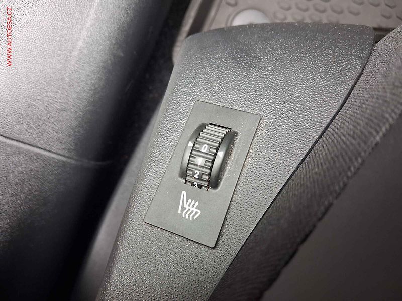 Peugeot 2008 (2018) 1.2 PT, ČR, Allure, park. - fotka 18 z 20