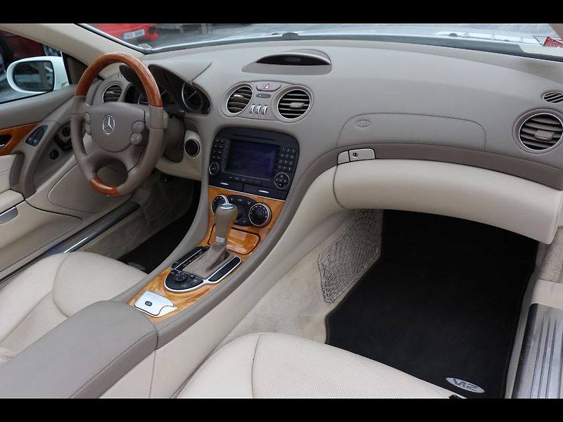 Mercedes-Benz SL 500 V8, facelift, 390 PS - fotka 25 z 44