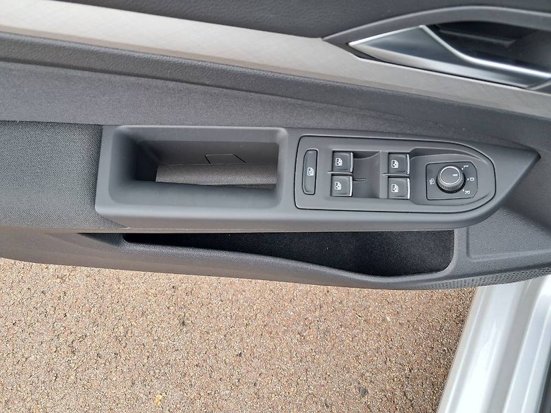 Volkswagen Golf (2022) LIFE 1.5 TSI / 96 kW M6 - fotka 15 z 25