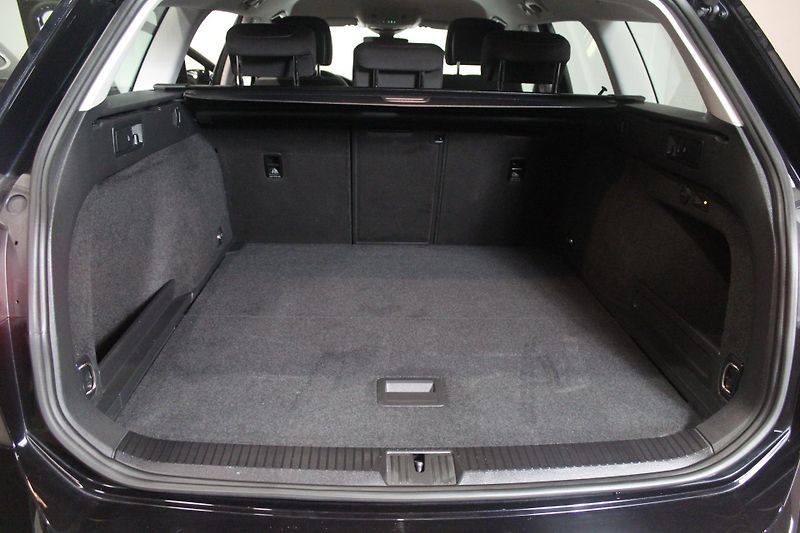 Volkswagen Passat Variant (2023) Manuál 110kW Matrix Tažné - fotka 18 z 29