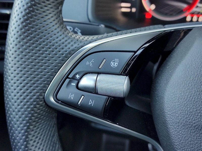 Škoda Karoq (2025) SportLine 1,5 Tsi  110 Kw - fotka 34 z 42