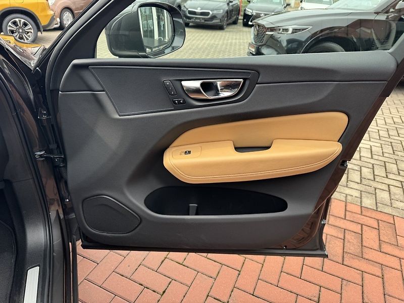 Volvo XC60 (2021) 2.0D B4 AWD Inscription - fotka 20 z 47