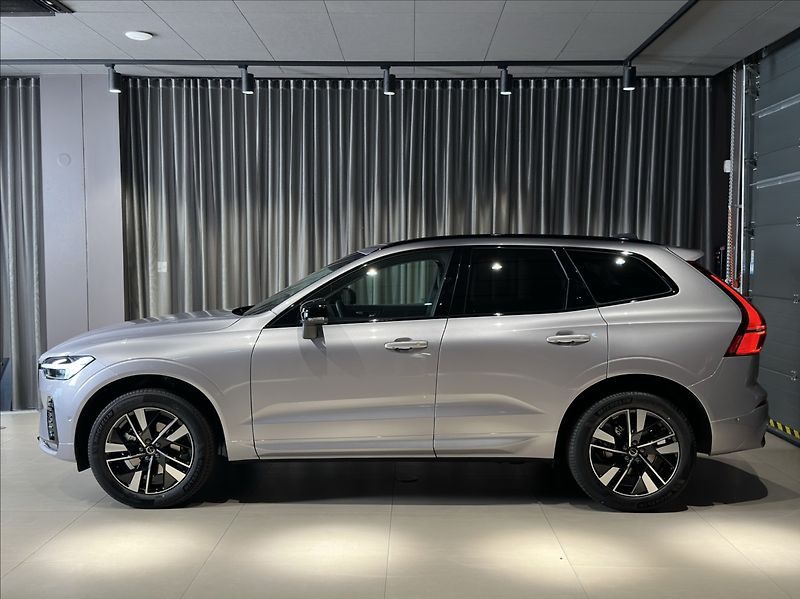 Volvo XC60 (2026) 2,0 B5  Plus Dark - fotka 2 z 30