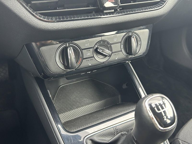 Škoda Fabia Selection 5MP 1,0MPI - fotka 17 z 23