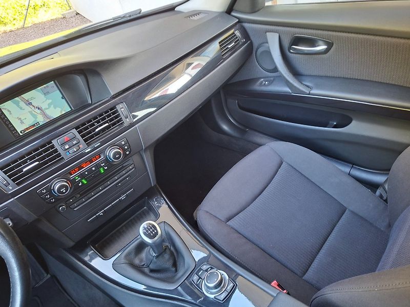 BMW Řada 3 (2010) 320d 105kW 6MAN -NAVI-SENZORY - fotka 13 z 40