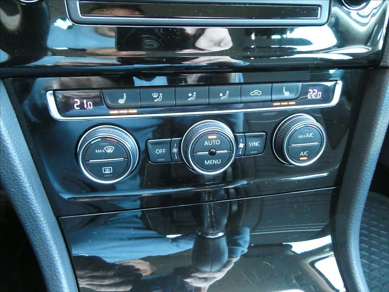 Volkswagen Golf 1,6 TDi 81kW CUP,2xkola,naviga - fotka 26 z 48