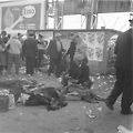 Le Mans 11. června 1955, okamžiky po katastrofě. Hlavní tribuna se proměnila v masové pohřebiště.