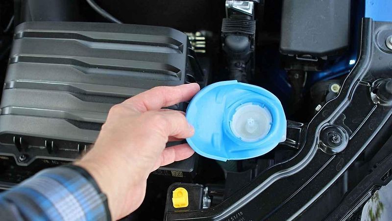 Škoda Scala a Říp v pozadí