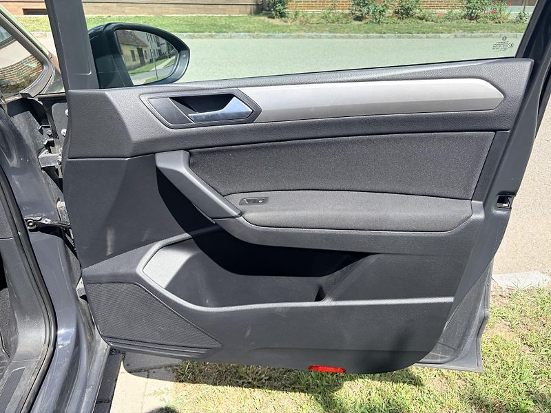 Volkswagen Touran 2.0TDI DSG TAŽNÉ - fotka 35 z 37