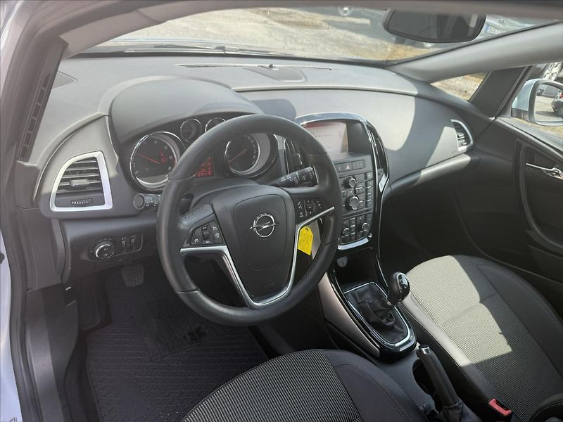 Opel Astra 1,6 CDTi - fotka 9 z 28