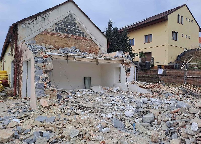 Ve Slaném-Kvíci musí výstavbě nového dálničního mostu ustoupit domy i některé zahrádky s chatkami.