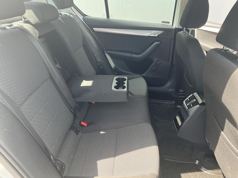 Škoda Octavia (2014) 1,6TDi CR 77kW AMBITION - fotka 26 z 33