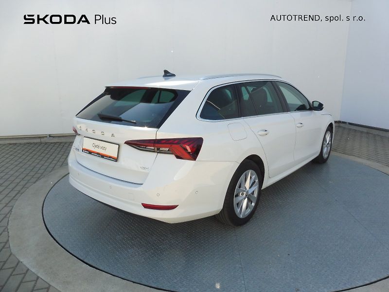 Škoda Octavia (2023) Combi Style 2,0 TDI 110kW DSG - fotka 2 z 30