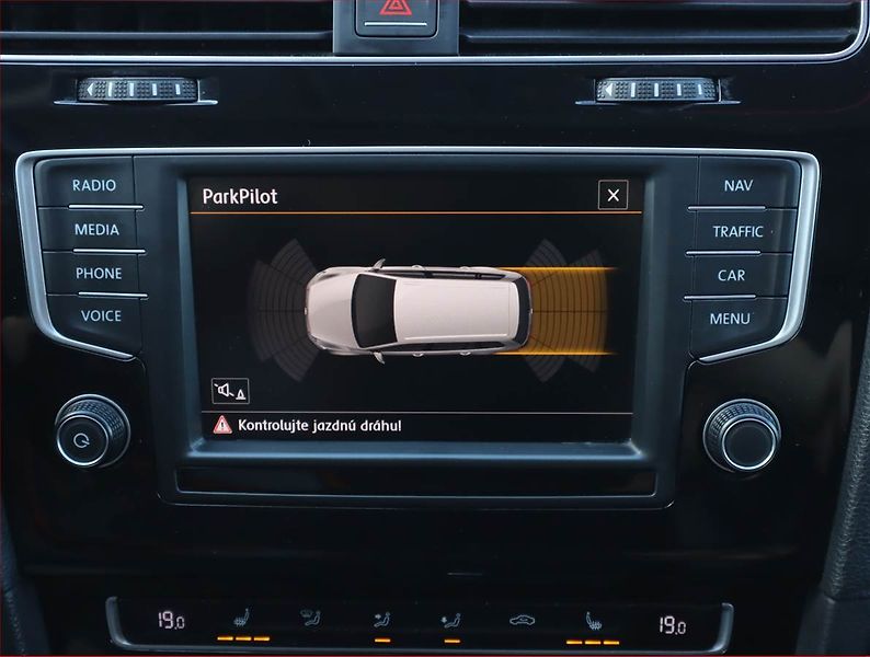 Volkswagen Golf (2015) 2.0 TDI, Automat, Serv.kniha - fotka 17 z 22