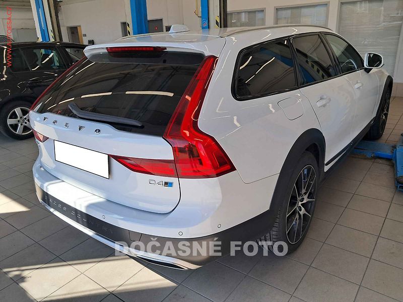 Volvo V90 (2018) 2.0 D4 4WD, Cross Country, AT - fotka 2 z 3