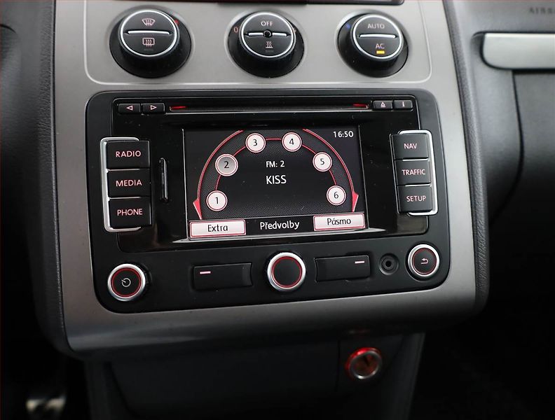 Volkswagen Touran (2010) Highline 1.4 TSI, Serv.kniha - fotka 11 z 17