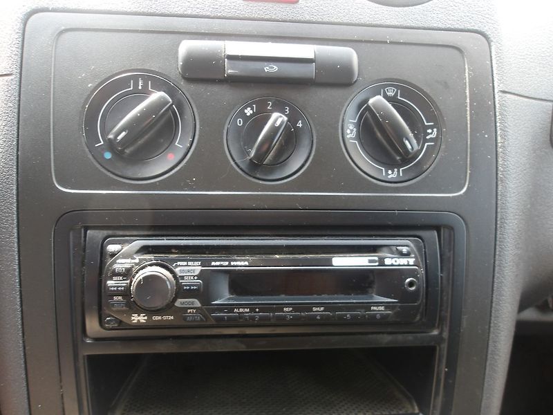 Volkswagen Caddy 1,4i ČR 1.MAJITEL !!! - fotka 27 z 37