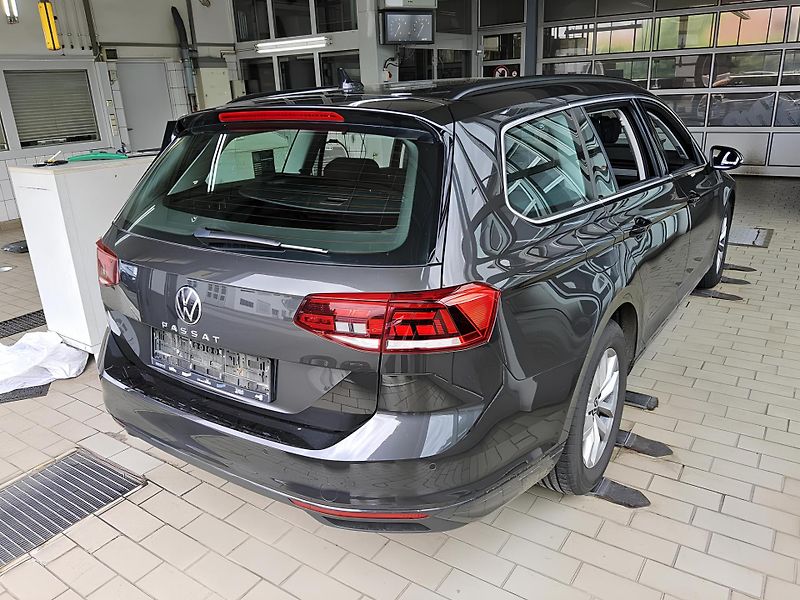 Volkswagen Passat 2.0TDI DSG 110kW Business DPH - fotka 2 z 3