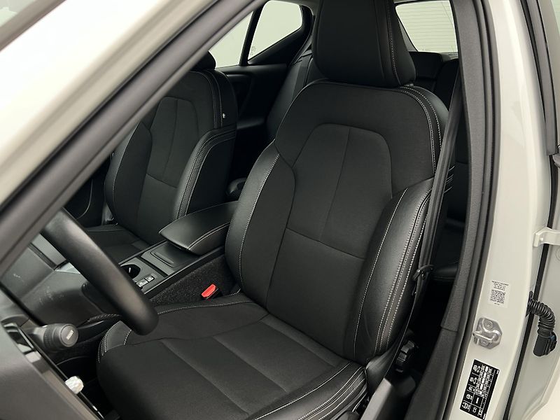 Volvo XC40 T3 MOMENTUM AUT 1. maj. - fotka 17 z 45