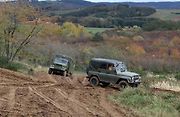 Štábní UAZ a Praga V3S.