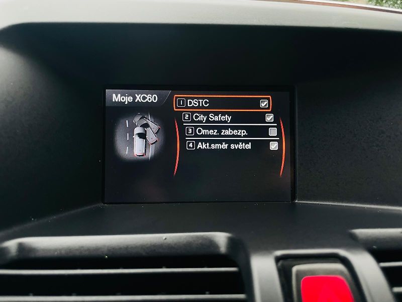 Volvo XC60 2.4D5 5V 4x4 AUT TAŽNÉ SERVISK - fotka 41 z 47