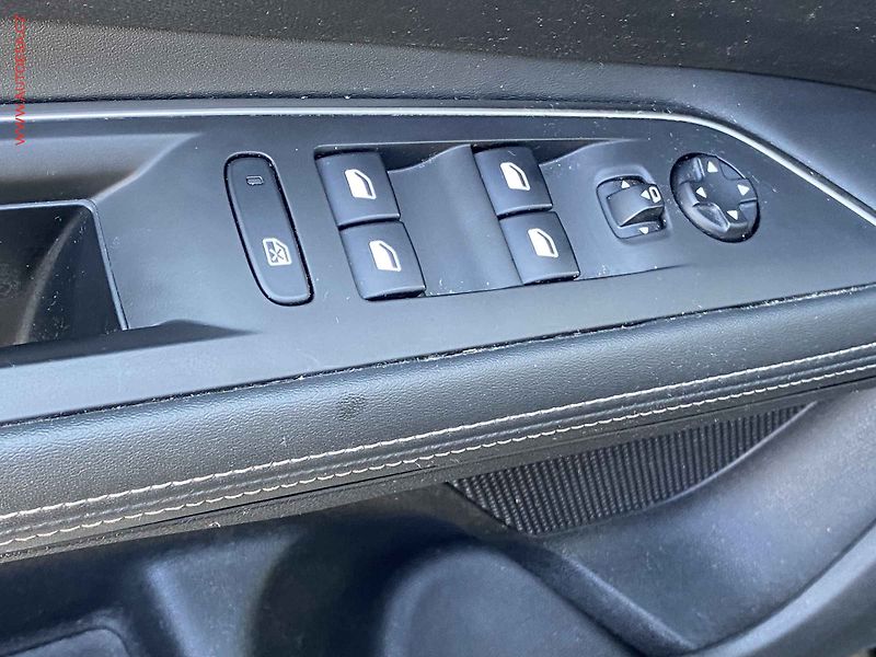 Peugeot 3008 (2019) 1.2PT, Allure, navi, kamera - fotka 11 z 17