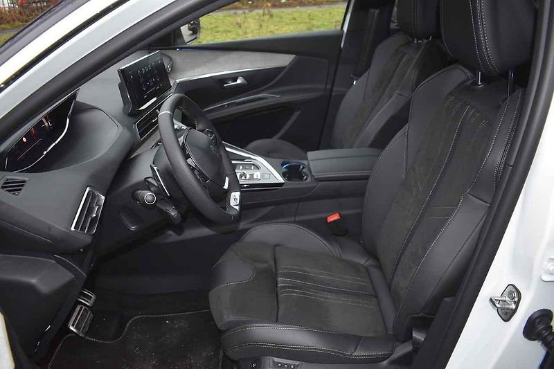 V Česku už jsou k mání nové verze vozů Peugeot 5008 a 3008