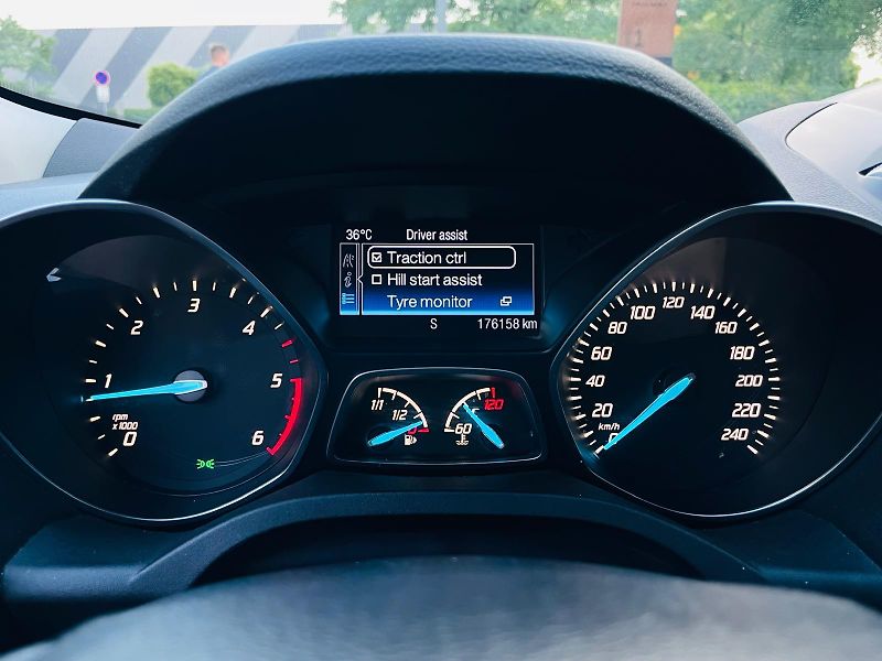 Ford Kuga 2.0TDCi MANUÁL SERVISKA TAŽNÉ  - fotka 44 z 46