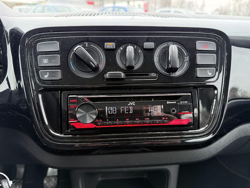 Volkswagen up! 1.0MPi 44kW Klima - fotka 12 z 16