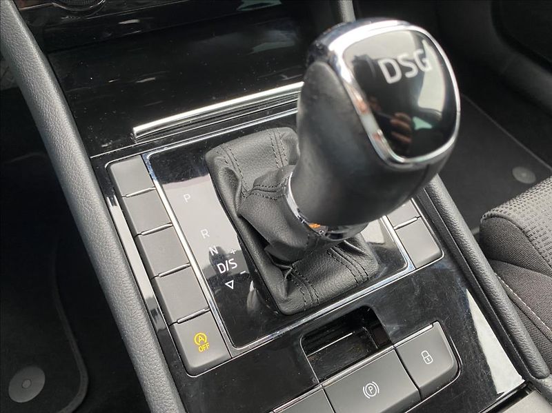 Škoda Superb 2,0 TDi  EXECUTIVE / DSG / NAV - fotka 31 z 37