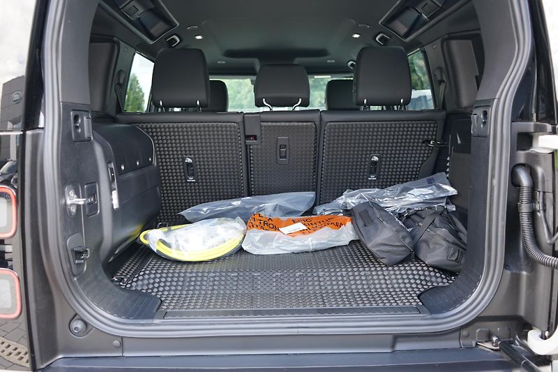 Land Rover Defender (2026) 110 X-Dynamic SE P300e       - fotka 33 z 37