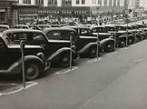 Auta a parkovací automaty na jedné z ulic města Omaha v Nebrasce v roce 1938.