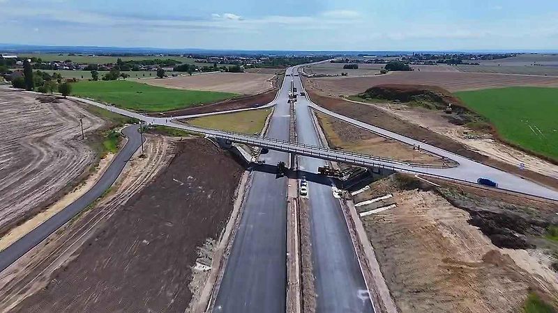 Průlet nad D35 Sadová - Plotiště, srpen 2026.