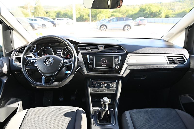 Volkswagen Touran 1.2TSI 81KW Comfort 7mist 3/17 - fotka 13 z 60