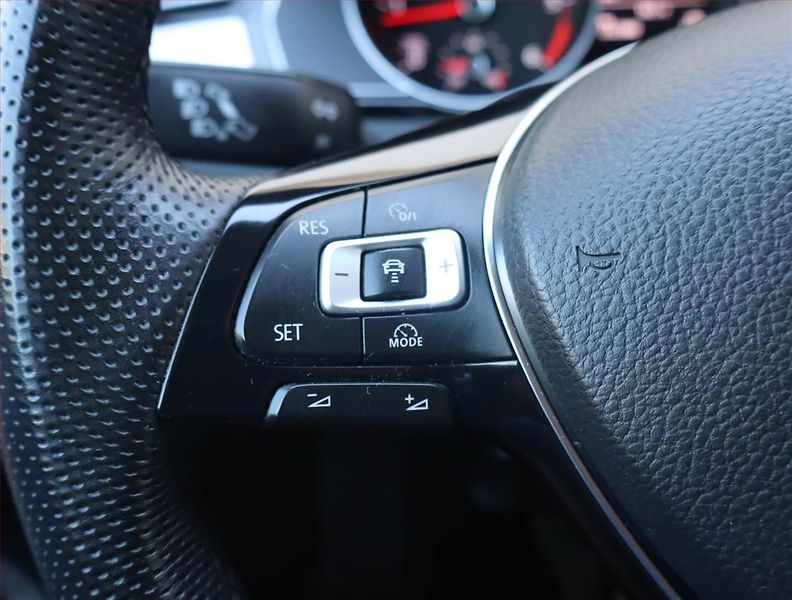 Volkswagen Passat (2015) 1.6 TDI, Navi, Tempomat - fotka 17 z 22