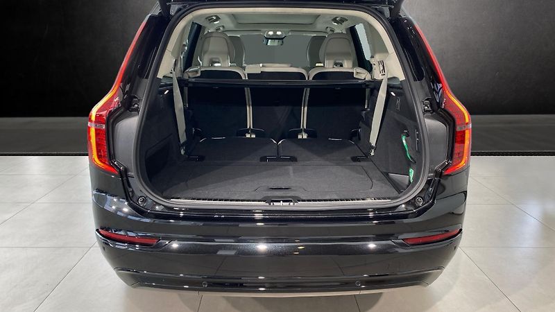 Volvo XC90 (2026) PLUS DARK, B5 AWD, 184+10 kW / - fotka 5 z 12