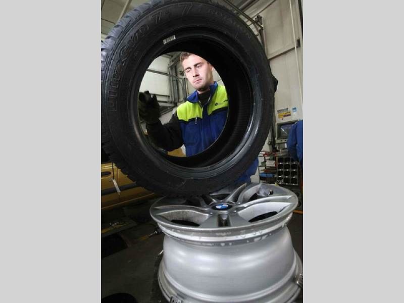 Před jízdou je třeba auto důkladně zbavit sněhové pokrývky.