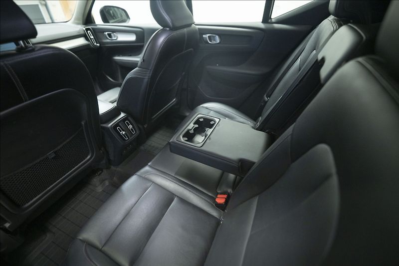Volvo XC40 2,0 T5 AWD NAVI KAMERA TAŽNÉ - fotka 17 z 47
